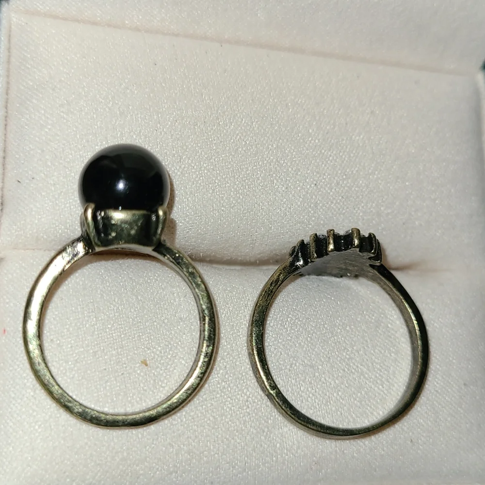 Lot of 2 Fashion Jewelry Rings Resin Brass-tone Finish, Black Faux Pearl Bead - Picture 4 of 6